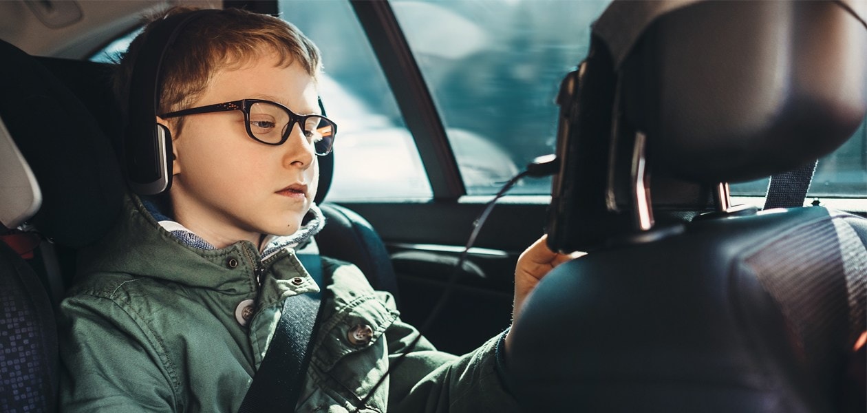 En børnetablet med tablet-holder til bilen giver ro på bagsædet - Elgiganten
