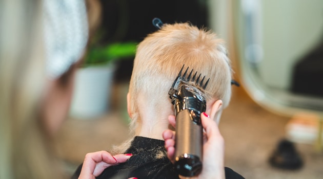 En hårtrimmer forvandler dit hjem til din egen frisørsalon ...