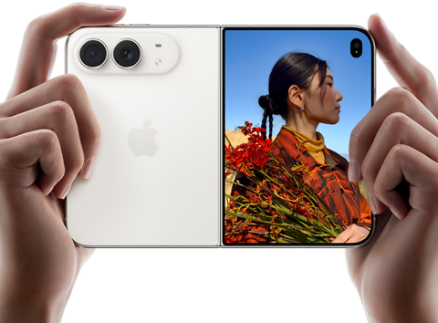 iPhone Duo i farven stjernehvid holdes i vandret position, lukket, venstre side viser 48 MP Fusion-dobbeltkameraer på bagsiden, højre side viser en person, der bliver fotograferet på yderskærmen, personen kan se sit ansigt, imens billedet tages ved hjælp af Duo Preview