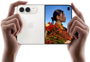 iPhone Duo i farven stjernehvid holdes i vandret position, lukket, venstre side viser 48 MP Fusion-dobbeltkameraer på bagsiden, højre side viser en person, der bliver fotograferet på yderskærmen, personen kan se sit ansigt, imens billedet tages ved hjælp af Duo Preview