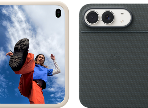 iPhone Duo i farven stjerneskær med sandfarvet silikonecover, vandret position, helt åbnet, Fusion-dobbeltkameraer øverst til venstre, coveret dækker bagsiden og yderkanten af yderskærmen, højre side viser yderskærmen med et portræt af en person. Stjernehvid iPhone Duo, opstillet med marineblåt Folio med støttefod, helt åbnet i vandret position, bagsiden viser de to 48 MP Fusion-bagsidekameraer, to objektiver