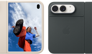 iPhone Duo i farven stjerneskær med sandfarvet silikonecover, vandret position, helt åbnet, Fusion-dobbeltkameraer øverst til venstre, coveret dækker bagsiden og yderkanten af yderskærmen, højre side viser yderskærmen med et portræt af en person. Stjernehvid iPhone Duo, opstillet med marineblåt Folio med støttefod, helt åbnet i vandret position, bagsiden viser de to 48 MP Fusion-bagsidekameraer, to objektiver