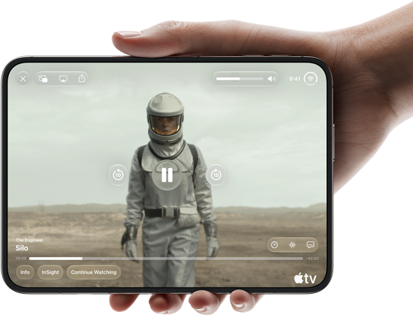 iPhone Duo, holdt i én hånd, helt foldet ud i vandret position, inderskærmen viser Apple TV-serien “Silo”