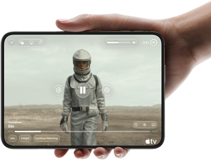 iPhone Duo, holdt i én hånd, helt foldet ud i vandret position, inderskærmen viser Apple TV-serien “Silo”