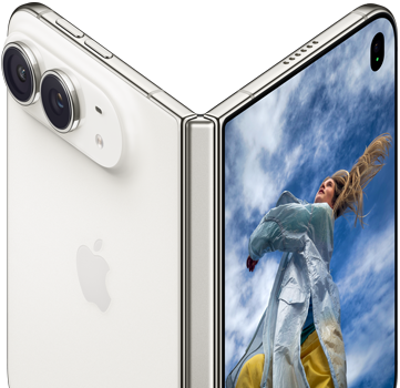 iPhone Duo er delvist åben som en bog med hængselmekanisme i midten. Bagsiden til venstre har et Apple-logo og et dobbeltkamera, og yderskærmen til højre viser et billede af en person med blond hår