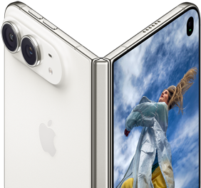 iPhone Duo er delvist åben som en bog med hængselmekanisme i midten. Bagsiden til venstre har et Apple-logo og et dobbeltkamera, og yderskærmen til højre viser et billede af en person med blond hår