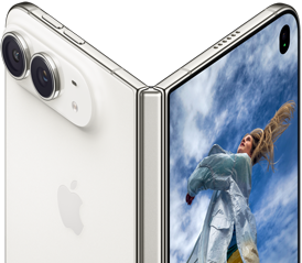 iPhone Duo er delvist åben som en bog med hængselmekanisme i midten. Bagsiden til venstre har et Apple-logo og et dobbeltkamera, og yderskærmen til højre viser et billede af en person med blond hår