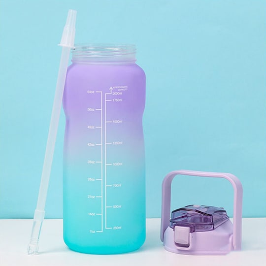 Motiverende vandflaske med tidsmarkør & sugerør 2 liter lilla/blå |  Elgiganten