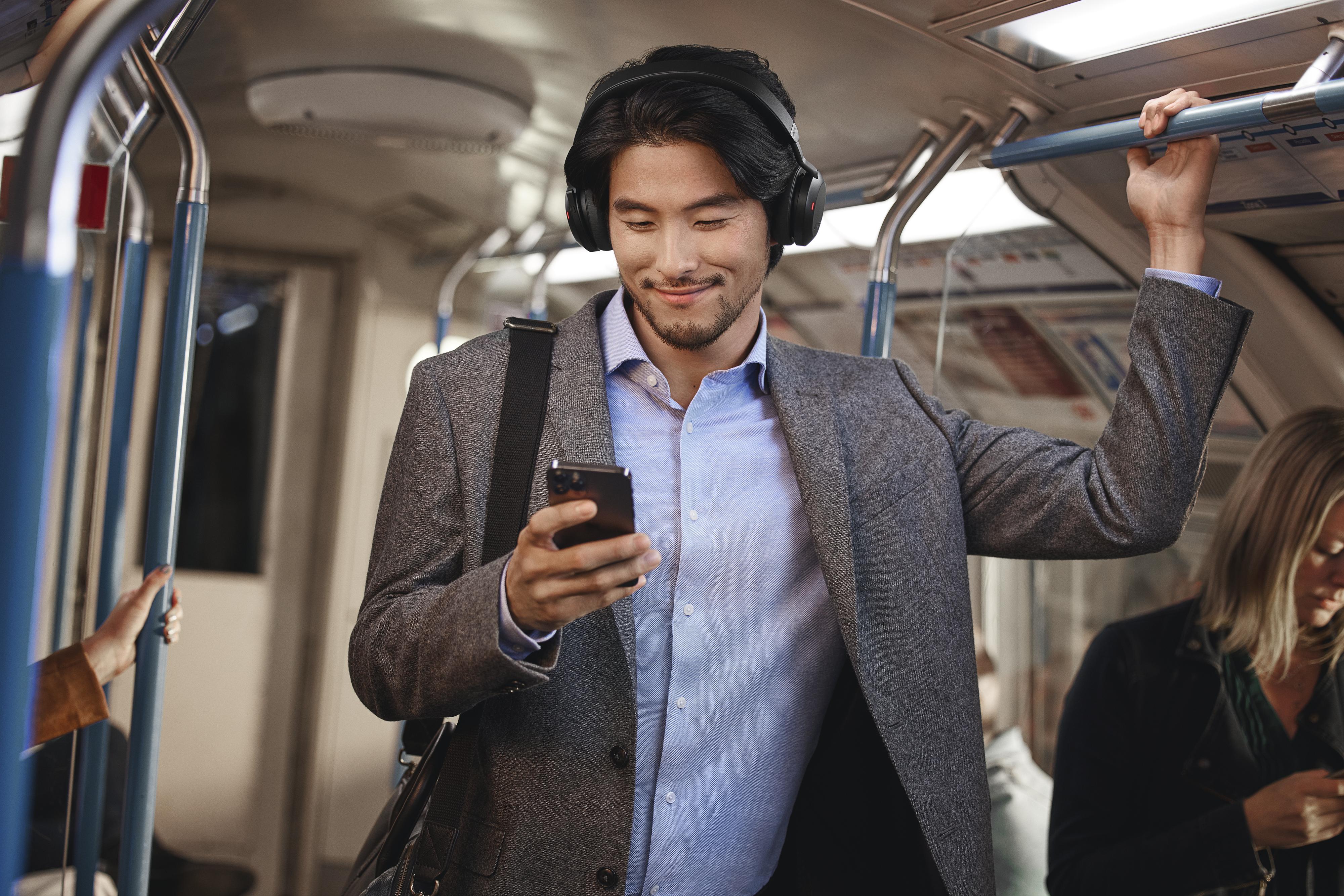 Jabra - Mand med Evolve2 75 på en metro