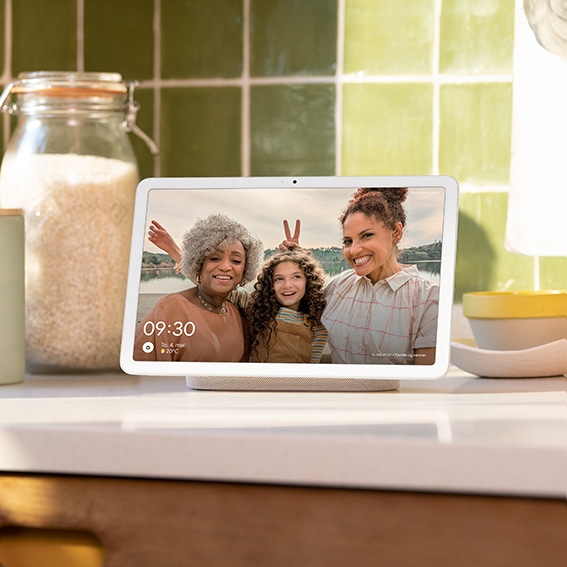 Google Pixel-tablet i et køkken, der viser et familiebillede af en bedstemor, mor og datter