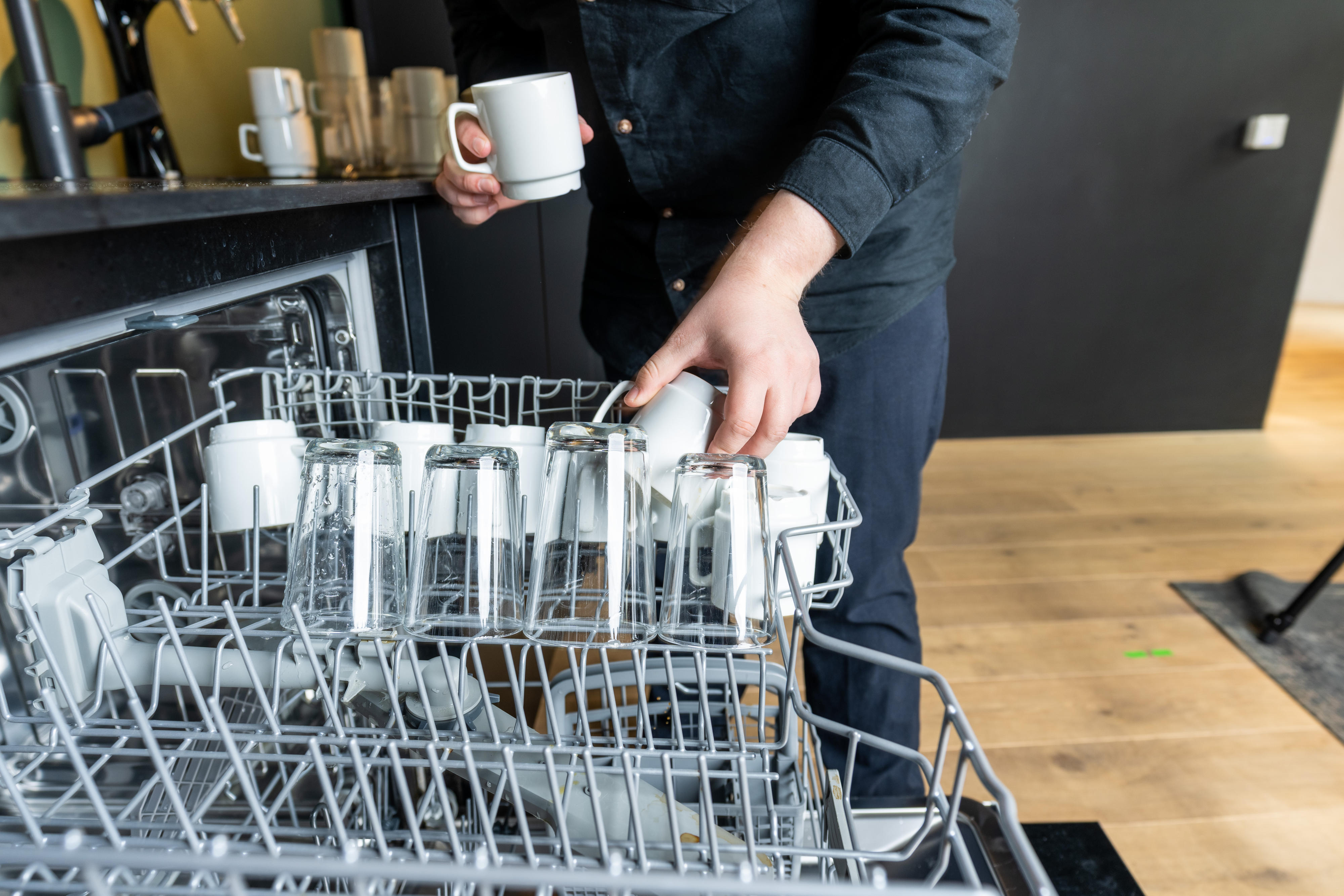 Tips og tricks til effektiv opvask på arbejdspladsen | Elgiganten
