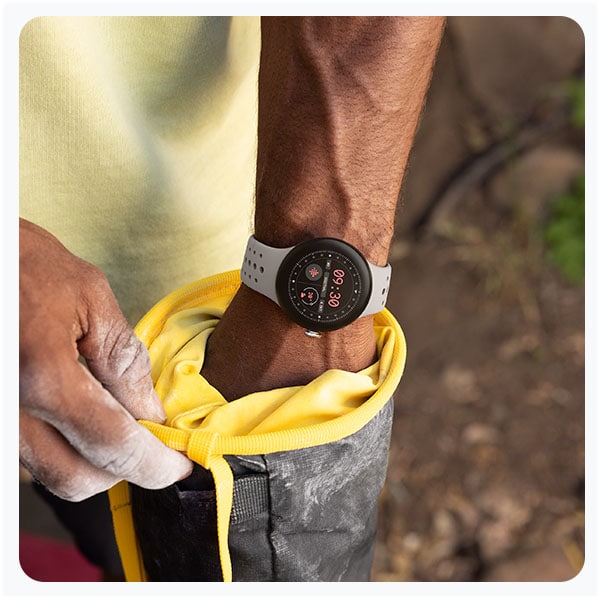 En bjergbestiger med et Pixel Watch 2 på håndleddet