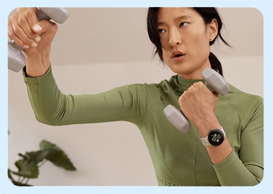 En kvinde der træner med et Google Pixel Watch 2 på sin arm