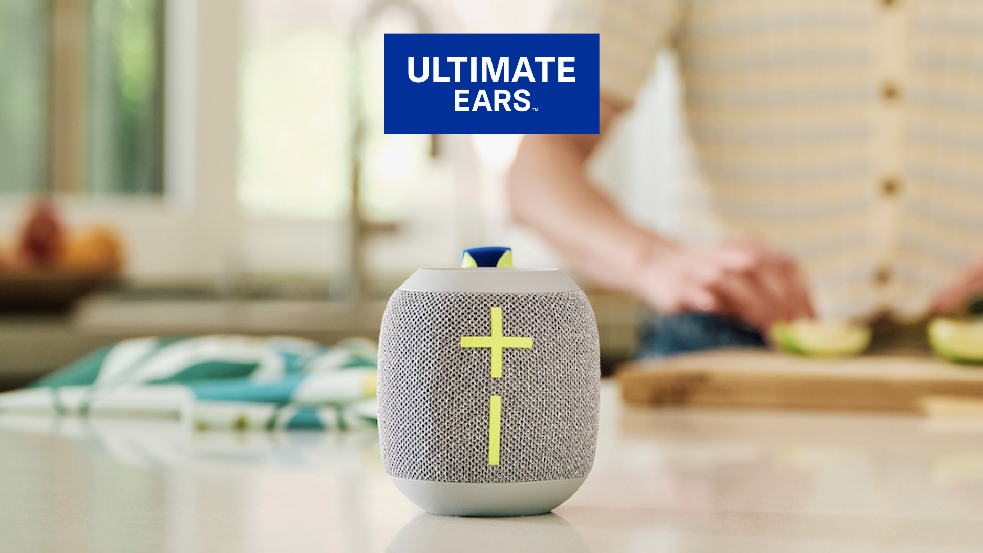 Ultimate Ears Wonderboom 4 Bluetooth højttaler på et bord