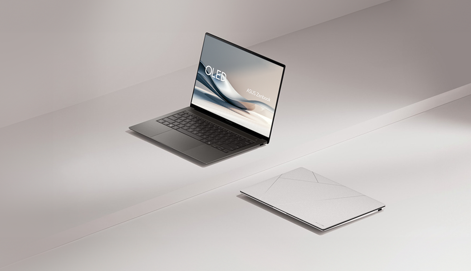 To ASUS Zenbook S 14 ultra 7 laptops på grå baggrund