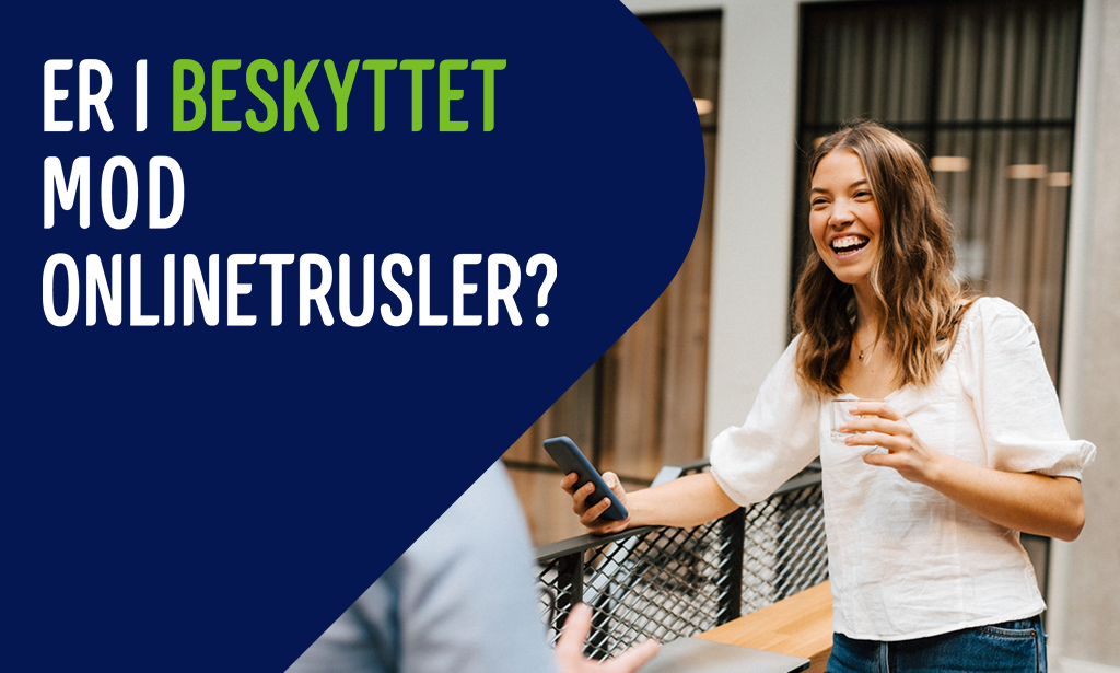 Smilende kvinde med sin arbejdstelefon på kontor og teksten: "Er I beskyttet mod onlinetrusler?"