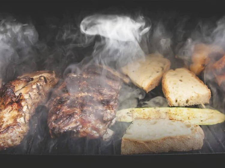 Røgboks og røgning – lær kunsten at røge mad på din grill | Elgiganten
