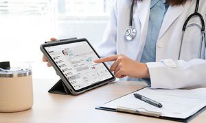 Tablet med Otterbox-dæksel på lægekontor