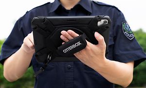 Politibetjent bruger tablet med Otterbox-dæksel