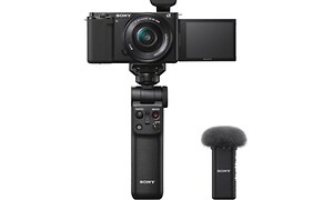 Sony ZV-kamera på en lille tripod med mikrofon