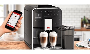 En Melitta Barista T kaffemaskine med en smartphone ved siden af
