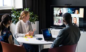 En gruppe mennesker deltager på teamsmøde med Konftel C20Ego videokonferencesystem