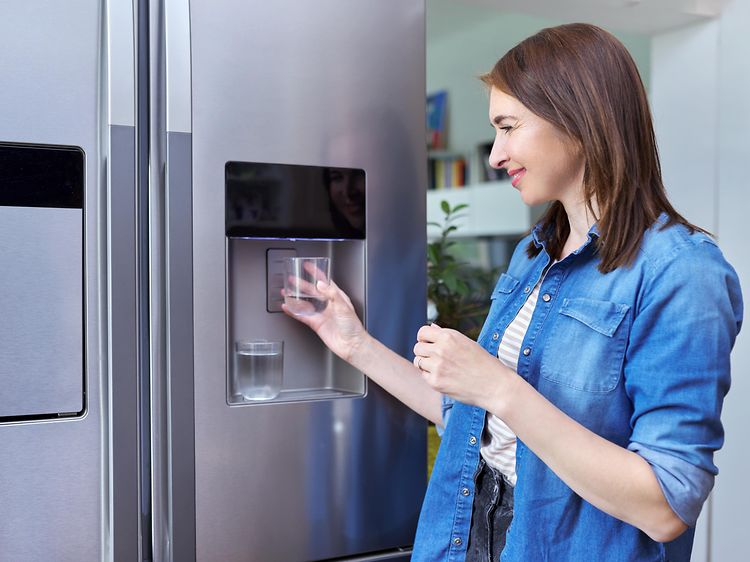 Køleskab med indbygget isterningemaskine | Elgiganten