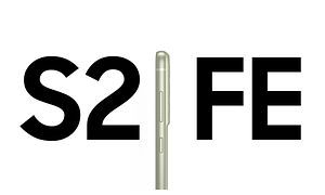 Samsung Galaxy S21 FE set fra siden og telefonens navn skrevet med bogstaver, hvor selve telefonen er tallet 1