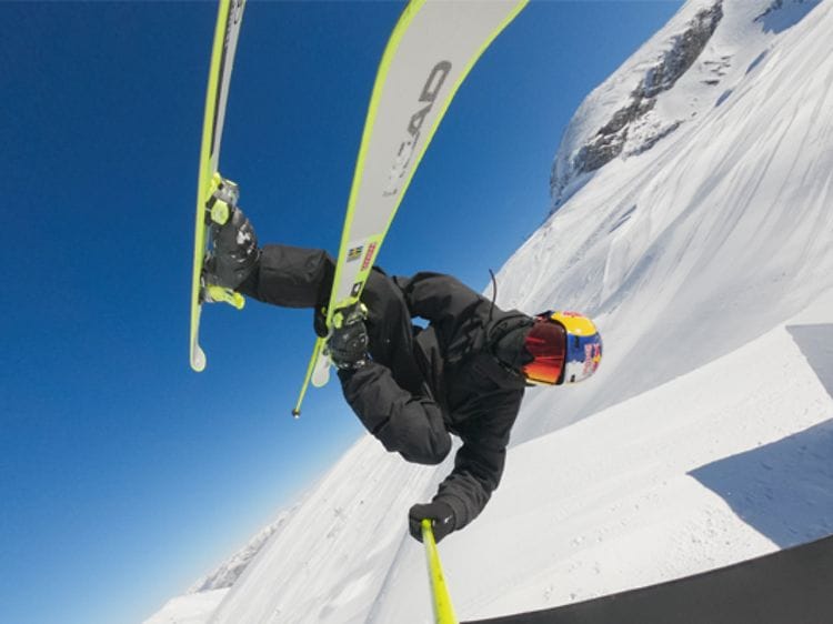 En skiløber, der filmer sig selv under et hop