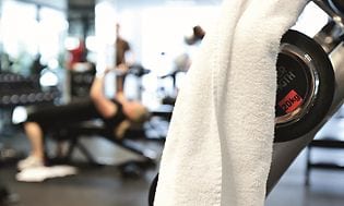 Et håndklæde hænger i et træningscenter
