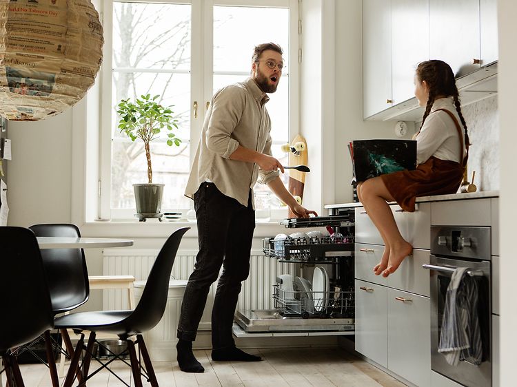 Opvaskemaskine med bestikbakke - Seks grunde til at vælge en | Elgiganten