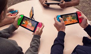 Børn sidder rundt om et bord og spiller på hver sin Nintendo Switch konsol