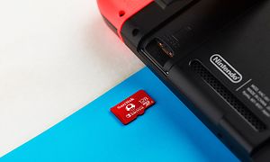 Nintendo Switch og et Sandisk memory card ved siden af