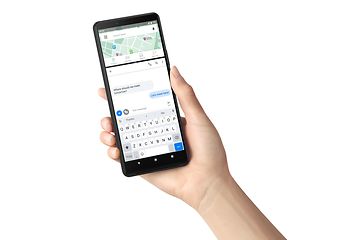 Android-telefon i hånden på person