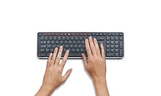 Person der skriver på et Contour Balance Keyboard