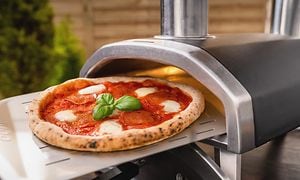 Pizza tages ud af pizzaovnen