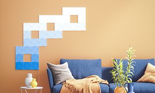 Nanoleaf Canvas i stue med blå sofa