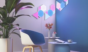 Nanoleaf - Blå, lilla og lyserøde lys på væggen