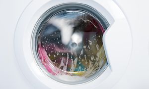 Vaskemaskine, som er i gang med at vaske en kulørt vask