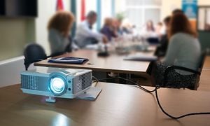 Projektor i mødelokale