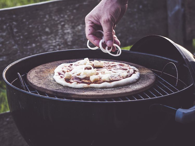 Lav pizza på grillen - enkelt og smagfuldt | Elgiganten