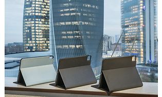Tre iPad-covers med skyskrabere i baggrunden