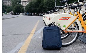 En rygsæk på gaden foran cykler