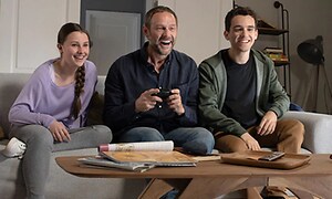 Nintendo Switch - mand og to børn, der spiler i sofaen