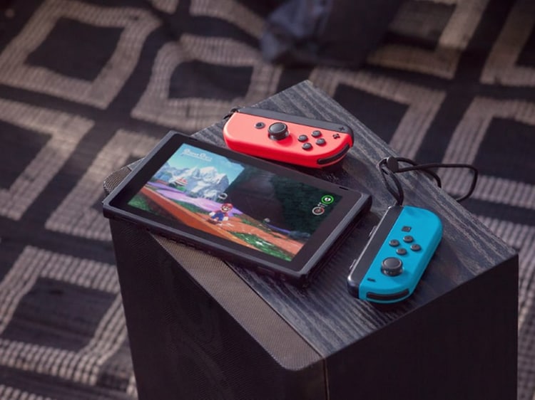 Nintendo Switch - med to joycons på et bord