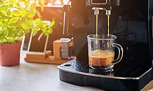 Smart home - espressomaskine laver kaffe