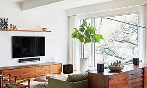 Moderne stue med smarthøjtalere, soundbar og fladskærms-tv