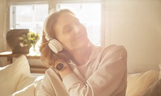 Kvinde lytter til musik fra sit Ignite 2