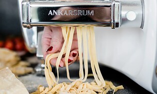 Person bruger Ankarsrum køkkenmaskine til at lave pasta