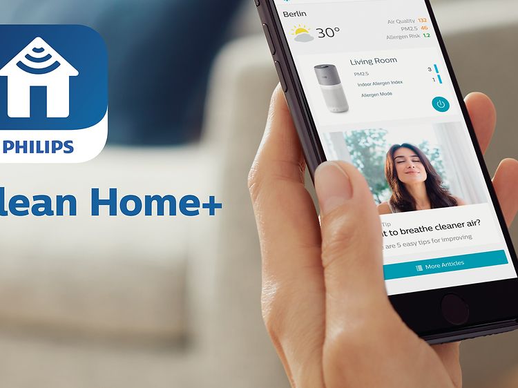 Person holder telefon med Philips Clean Home + App